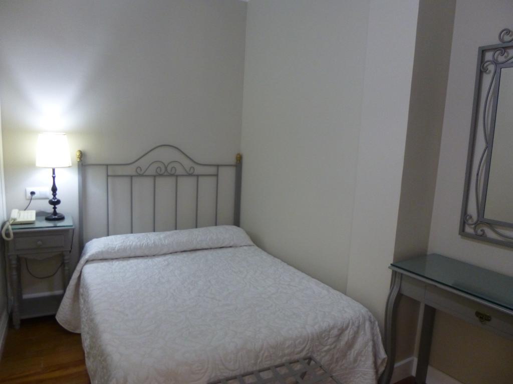 Le Petit Paris Hotel Sevilla Bagian luar foto